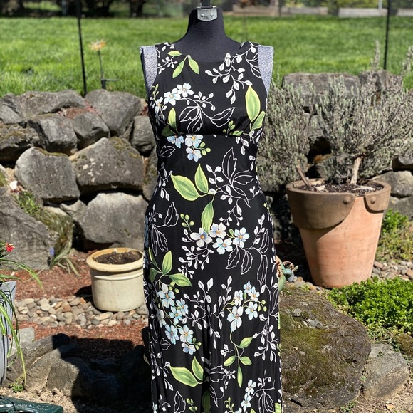 All That Jazz Gorgeous Flattering Dress - Picture 2 of 8